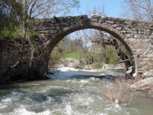 600 Yıllık Tarihi Taş Köprü Yıllara Meydan Okuyor