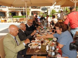 CHP’liler Köy Enstitüsü Mezunlarıyla Kahvaltıda Buluştu