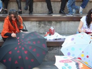 Şemsiye Üzerine Yaptıkları Çizimlerle Dünya Barışına Dikkat Çektiler