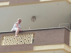 Alanya’da İngiliz Kadın Kendini Üçüncü Kattan Aşağı Bıraktı
