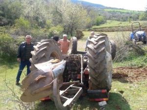 Tarla Sürmeye Giderken Devrilen Traktörünün Altında Kaldı