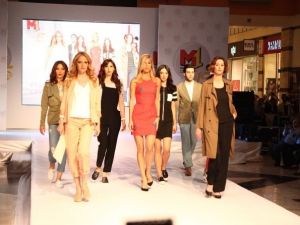 Ünlü Mankenler, İlkbahar-yaz Defilesinde Podyuma Çıktı