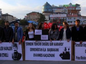 Üniversite Öğrencileri “Sözde Ermeni Soykırımı” İddialarını Protesto Etti