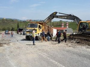 Kamyon Devrildi, Ereğli-devrek Yolu 1 Saat Trafiğe Kapandı