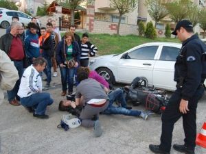 Otomobille Çarpışan Motosikletli Yaralandı