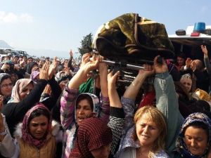 Kocası Tarafından Öldürülen Kadının Tabutunu Kadınlar Taşıdı