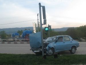 Otomobil Refüje Çıktı: 2 Yaralı