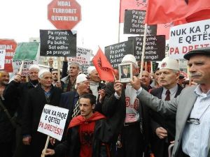 Protestocular Anayasa Mahkemesini Lağım Suyu İle Boyadı