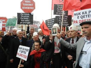 Protestocular, Kosova Anayasa Mahkemesi’ni Lağım Suyu İle Boyadı