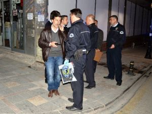 Polisi Görünce Esrarı Atıp Kaçtılar