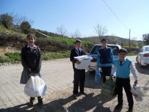 Öğrencilerden Kırtasiye Yardımı