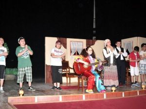 Sahne De İzleyici Koltuğu Da Çocukların