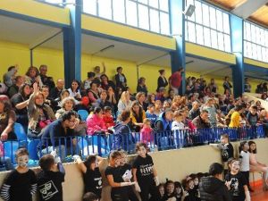 Yüzlerce Çocuk Sahnede