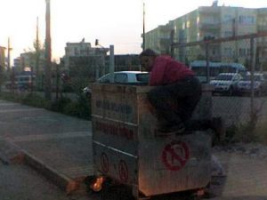 Küçük Kızın Çöp Konteyneri İçerisindeki Hali Yürek Sızlattı