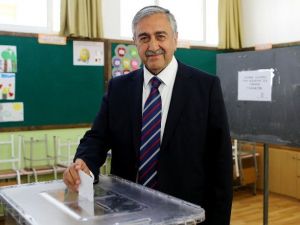 KKTC’de Bağımsız Cumhurbaşkanı Adayı Akıncı Oyunu Kullandı