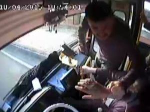 Seyir Halindeki Halk Otobüsü Şoförünü Yumrukladı