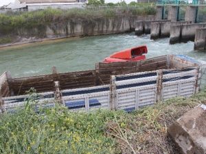 Tır Kanala Uçtu: 1 Yaralı