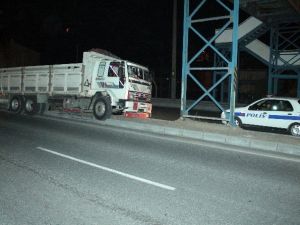 Alkollü Sürücü Kamyonuyla Orta Refüje Çıktı