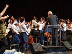 Doğuş Çocuk Senfoni Orkestrası’nın Onuncu Yıl Konserine Ünlüler Çocuklarıyla Katıldı