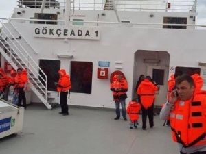 Karaya Oturan Feribotun Yolcuları Kurtarılmayı Bekliyor