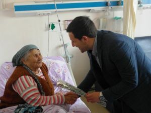 Salihli AK Gençlik Üyeleri Kitap Ve Gül Dağıttı