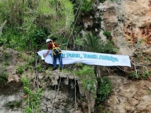 Gençler Ve Gönüllü İtfaiyecilerden Falez Temizliği
