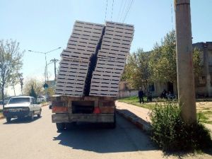 Adıyaman’da Aşırı Yüklü Tır Kazaya Davetiye Çıkardı