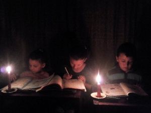 Elektriği Olmayan Evde Üç Kardeşin Okuma Azmi