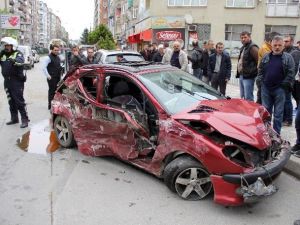 Ehliyetsiz Sürücü Hurdaya Dönen Araçtan Yara Almadan Çıktı