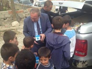 Başkan Şahiner Çocukları Sevindirdi