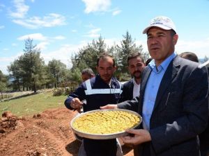 Başkan Sözlü’den Belediye İşçisine Baklava Dopingi