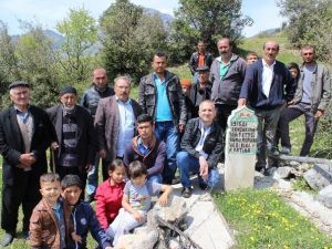 Atalarının Mezarı Başında Papa Francis’i Kınadılar