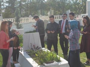 Gençlik Merkezi Üyelerinden Şehitlik Ziyareti