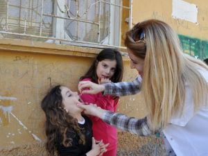 Sınırda Çocuklar Aşılanıyor