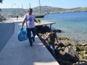 Foça Sahillerine Haftanın Yedi Günü Temizlik