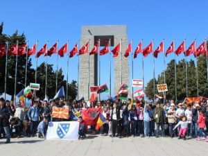Dünya Çocukları Şehitler Abidesini Gezdi