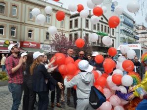 Kalp Hastalıkları Ve Kansere Dikkat Çekmek Amacıyla Gökyüzüne Balon Bıraktılar