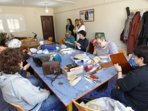 Deri Çantalar Gesmek’li Hanımlardan