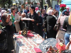 AK Parti Tekirdağ Kadın Kolları, Lokum Ve Gül Dağıttı