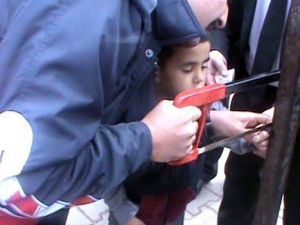 Parmağını Kale Direğine Sıkıştıran Çocuğu İtfaiye Kurtardı