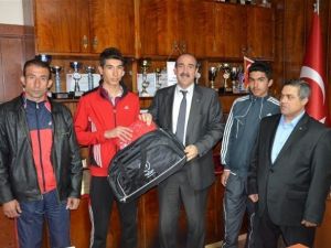 Başarılı Olan Kıck Boksculara İl Müdüründen Hediyeler