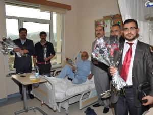 Hastalara 800 Adet Gül ve Karafil Dağıtıldı