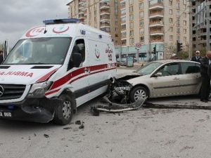 Otomobil Ambulansa Çarptı