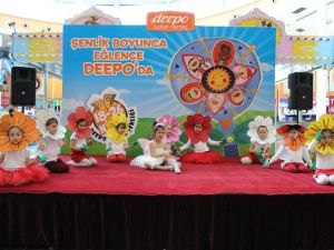 Miniklerin Renkli Dans Gösterisi