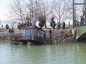 Beyşehir Gölü’ndeki Yüzer Çay Ocağı Karaya Çıkarıldı