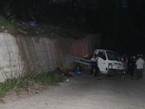 Kamyonet, 5 Metre Yükseklikten Yere Çakıldı