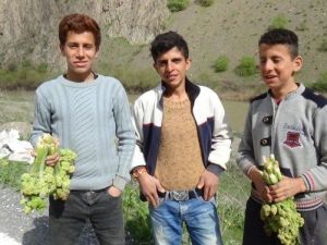 Uçkun Satarak Okul Harçlıklarını Çıkarıyorlar