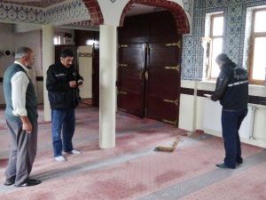Bir Gecede Üç Cami Soyuldu