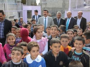 Eyyübiye’li Çocuklara Öykü Ve Boyama Kitabı Dağıtıldı