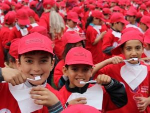 2 Bin 500 Çocukla Diş Fırçalama Rekoru Kırıldı